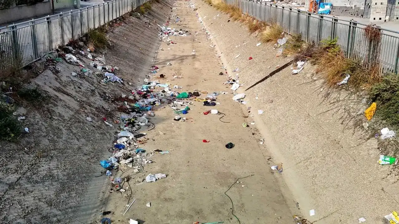 Adana’da Sulama Kanalları Çöp Yuvasına Dönüştü! Tepki Yağıyor 1